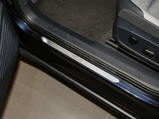 2025 VW Electric Vehicle ID.4 Fast Charging Car Long Range 601km 80.4kWh Battery Hot Selling New Model Good Performance with Sunroof