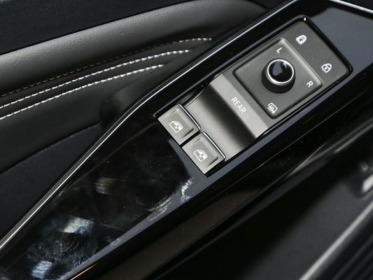 2025 VW Electric Vehicle ID.4 Fast Charging Car Long Range 601km 80.4kWh Battery Hot Selling New Model Good Performance with Sunroof